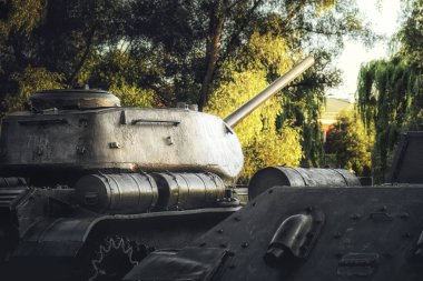 Yeşil ağaçların arasındaki retro tanklar