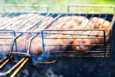 Izgarada kızarmış sosis.