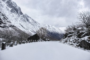 Norveç yolunun şaşırtıcı derecede güzel kış manzarası. Trol stijeni