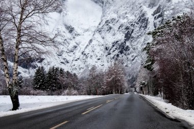 Şaşırtıcı güzellikte Norveç yolunun kış manzarası