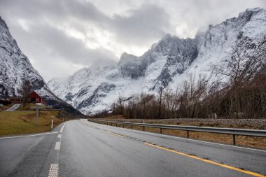 Şaşırtıcı güzellikte Norveç yolunun kış manzarası
