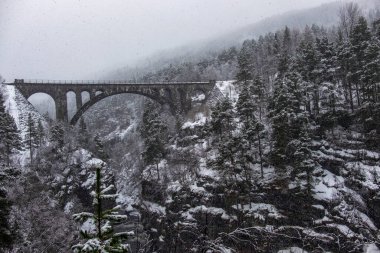 Norveç dağlarındaki eski köprünün şaşırtıcı derecede güzel manzarası. Kyllingbrua