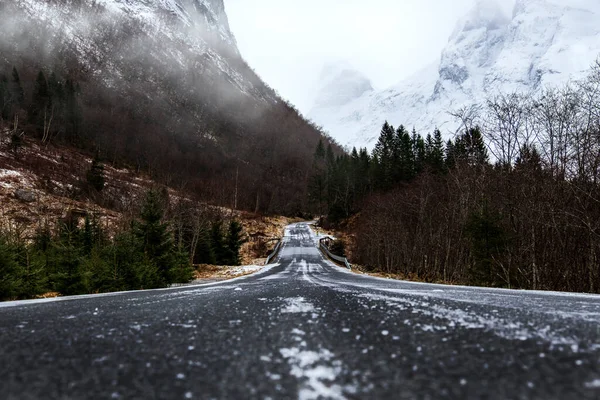 Oszałamiająco Piękny Widok Zimowy Norweskiej Drogi — Zdjęcie stockowe