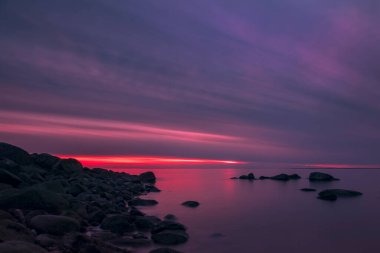 şaşırtıcı güzellikte gün batımı manzarası Baltık Denizi üzerinde