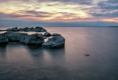 şaşırtıcı güzellikte gün batımı manzarası Baltık Denizi üzerinde