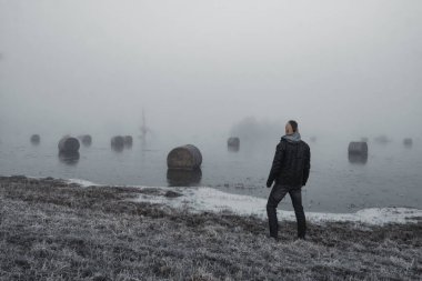 saman ruloları su ve sabah sisi