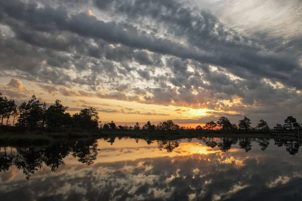 Neobvyklý Nádherný Výhled Úsvit Nad Jezerem — Stock fotografie