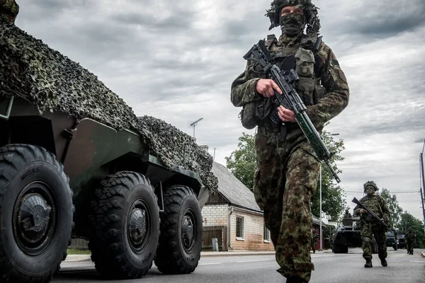 Soldaten Und Gepanzerte Fahrzeuge Dringen Die Stadt Ein — Stockfoto