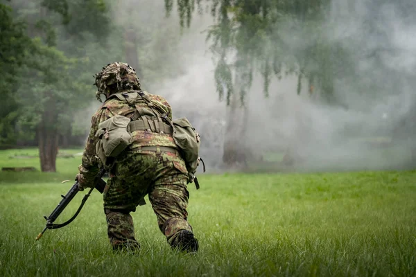 Soldado Moderno Campo Batalla —  Fotos de Stock