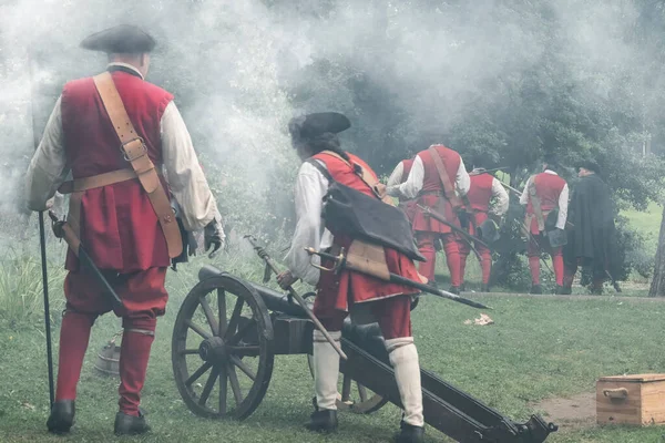 Oude Soldaten Schieten Het Kanon — Stockfoto