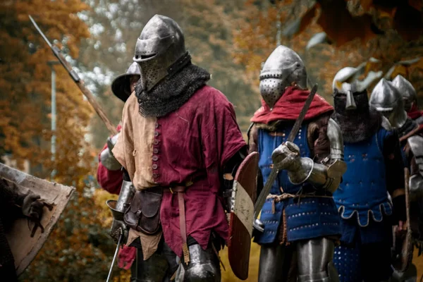 Chevaliers Médiévaux Marche Dans Forêt — Photo