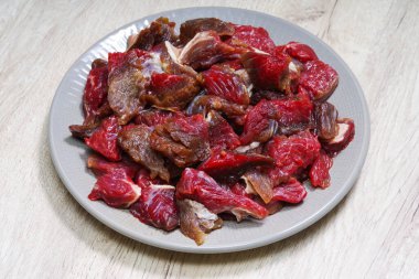 Tabakta kesilmiş çiğ et.