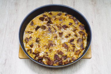 Kızartma tavasında krema soslu kızarmış et.