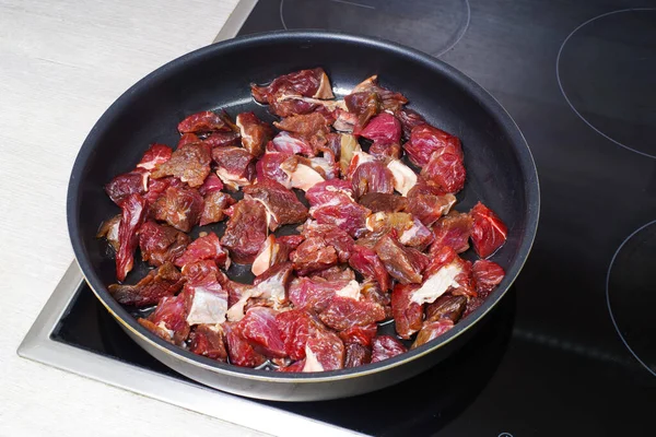 Fleisch Der Pfanne Auf Dem Herd Zubereiten — Stockfoto