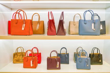 Milan, İtalya - Kasım, 2017 yaklaşık: Michael Kors çanta Rinascente ekranda. Rinascente yüksek kaliteli mağazaları oluşur.