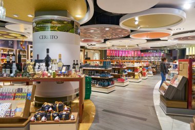 Milan Malpensa, İtalya - Kasım, 2017 yaklaşık: Milan-Malpensa Havaalanı'nda bir dükkan