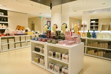 Rome, İtalya - Kasım, 2017 yaklaşık: bir ikinci amiral gemisi mağaza Rinascente Roma Merkezi'nde sergilenen ürünler çeşitli.