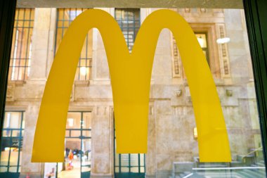 Milan, İtalya - Kasım, 2017 yaklaşık: yakından atış bir Mcdonald's işaret Milano.