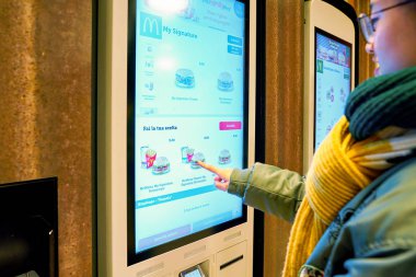 Milan, İtalya - Kasım, 2017 yaklaşık: bir Mcdonald's mağazasında müşteri sipariş ve kiosk sipariş kendi kendine ödeme.