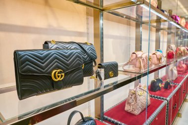 Milan, İtalya - Kasım, 2017 yaklaşık: Gucci çanta Rinascente ekranda. Rinascente yüksek kaliteli mağazaları oluşur.
