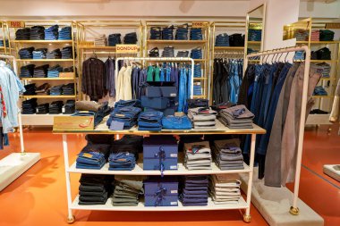 Rome, İtalya - Kasım, 2017 yaklaşık: kadın giyim bir ikinci amiral gemisi mağaza Rinascente Roma ekranda.