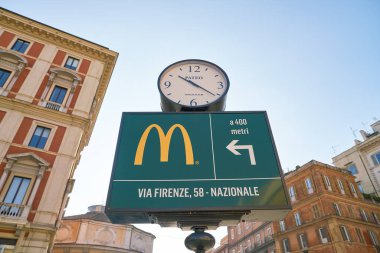 Rome, İtalya - Kasım, 2017 yaklaşık: Roma'da fast food Mcdonald's Restoran yönünü gösteren bir işaret