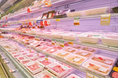 Rome, İtalya - Kasım 2017 yaklaşık: taze et Conad süpermarket Roma'da sergilenen.