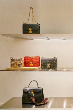 Rome, İtalya - Kasım, 2017 yaklaşık: Dior çanta ekranda bir ikinci amiral gemisi mağaza, Rinascente Roma oturup.