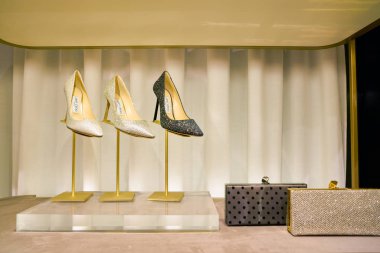 Rome, İtalya - Kasım, 2017 yaklaşık: Jimmy Choo ayakkabı bir ikinci amiral gemisi mağaza Rinascente Roma ekranda.