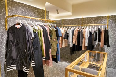 Rome, İtalya - Kasım, 2017 yaklaşık: Valentino bir ikinci amiral gemisi mağaza Rinascente Roma ekranda giyim.