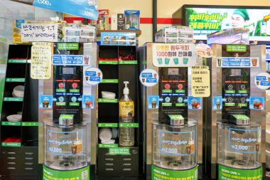 Busan, Güney Kore - Mayıs, 2017 yaklaşık: kahve makinesi Gimhae Uluslararası Havaalanı'nda 7-Eleven mağazasında.