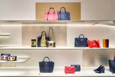 Rome, İtalya - Kasım, 2017 yaklaşık: Bir ikinci amiral gemisi mağaza, Rinascente Roma, Louis Vuitton içinde saklayın. Louis Vuitton bir moda evi ve lüks perakende şirketidir.