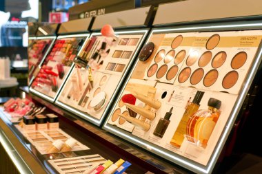 Rome, İtalya - Kasım, 2017 yaklaşık: Ekranda bir ikinci amiral gemisi mağaza Rinascente Roma, Guerlain kozmetik.