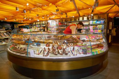 Milan, İtalya - Kasım, 2017 yaklaşık: mal Rinascente, Milan en üst kattaki ekranda çeşitli.