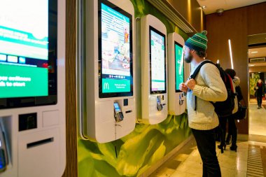Milan, İtalya - Kasım, 2017 yaklaşık: bir Mcdonald's mağazasında müşteri sipariş ve kiosk sipariş kendi kendine ödeme.