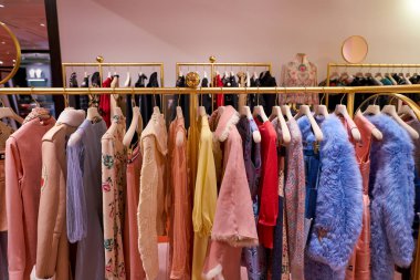 Rome, İtalya - Kasım, 2017 yaklaşık: Ekranda bir ikinci amiral gemisi mağaza Rinascente Roma, Red Valentino giyim.