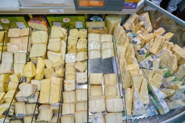 Rome, İtalya - Kasım 2017 yaklaşık: peynir bir bakkal Roma'da sergilenen.