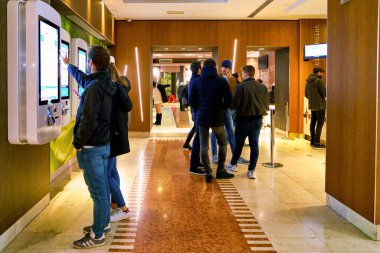 Milan, İtalya - Kasım, 2017 yaklaşık: İçinde Mcdonald's Restoran. Bir Amerikan hamburger ve fast food restoran zinciri McDonald's olduğunu.
