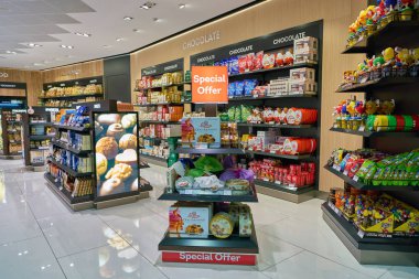 Milan Malpensa, İtalya - Kasım, 2017 yaklaşık: Milan-Malpensa Havaalanı'nda bir dükkan