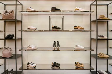 Roma, İtalya - Kasım, 2017 yaklaşık: Ekranda bir ikinci amiral gemisi mağaza Rinascente Roma, Hogan Ayakkabı.