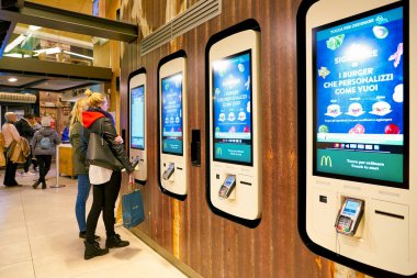 Milan, İtalya - Kasım, 2017 yaklaşık: öz kiosklar Mcdonald's Restoran sipariş.