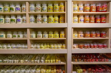 Milan, İtalya - Kasım, 2017 yaklaşık: Yankee mum ürünleri Rinascente alışveriş merkezi Milano ekranda. Rinascente yüksek kaliteli mağazaları oluşur.