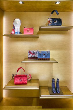Milan, İtalya - Kasım, 2017 yaklaşık: Fendi Çanta Rinascente ekranda. Rinascente yüksek kaliteli mağazaları oluşur.