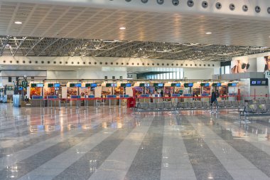 Milan Malpensa, İtalya - Kasım, 2017 yaklaşık: Emirates Havayolları iade alan, Milan-Malpensa airport, Terminal 1. 