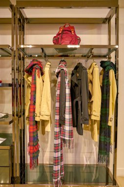 Milan, İtalya - Kasım, 2017 yaklaşık: çeşitli giysiler Rinascente ekranda. Rinascente yüksek kaliteli mağazaları oluşur.