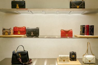 Rome, İtalya - Kasım, 2017 yaklaşık: Dior çanta ekranda bir ikinci amiral gemisi mağaza, Rinascente Roma oturup.