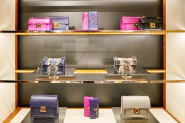 Rome, İtalya - Kasım, 2017 yaklaşık: Salvatore Ferragamo ürünleri bir ikinci amiral gemisi mağaza Rinascente Roma ekranda.