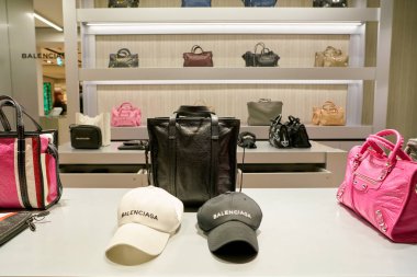 Rome, İtalya - Kasım, 2017 yaklaşık: Balenciaga çanta bir ikinci amiral gemisi mağaza Rinascente Roma ekranda.