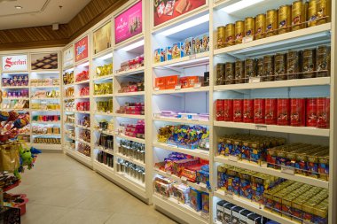 Milan Malpensa, İtalya - Kasım, 2017 yaklaşık: Milan-Malpensa Havalimanı'nda sergilenen ürünler.