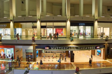 Singapur - 07 Kasım 2015: Marina Bay Sands, içinde Shoppes.